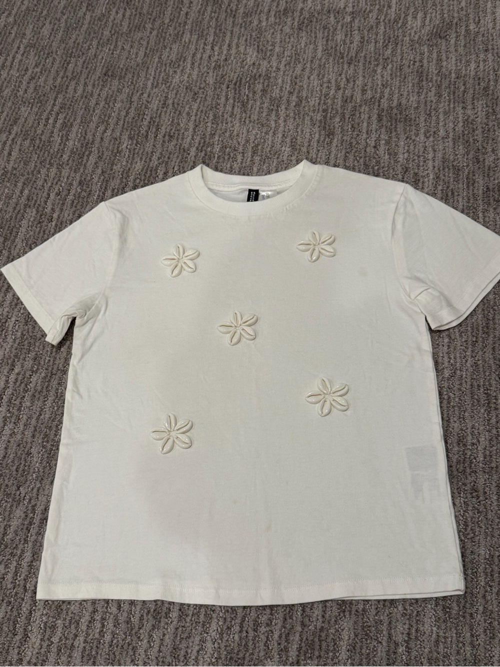 H&M Divided White 3D Cowrie Shell Flower T-Shirt Size XXS Boho Coastal Mermaidco